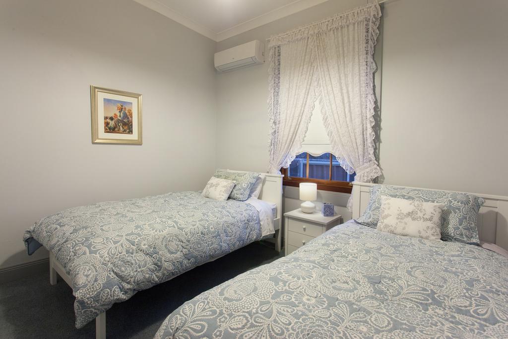 Rawson's Retreat - Five Bedroom - Walk Cbd - Includes Breakfast Holiday home Tamworth