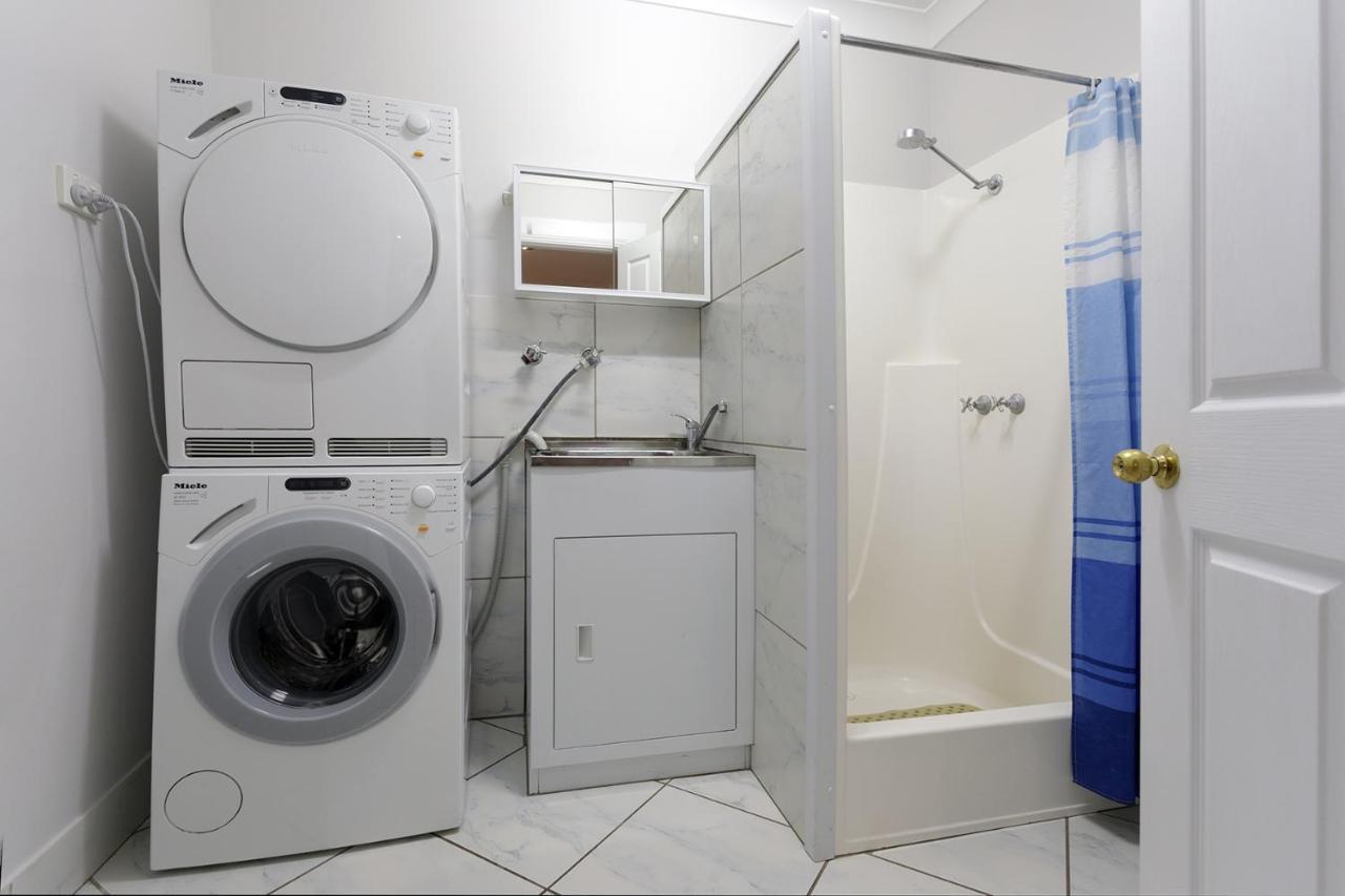 Rawson's Retreat - Five Bedroom - Walk Cbd - Includes Breakfast Holiday home Tamworth